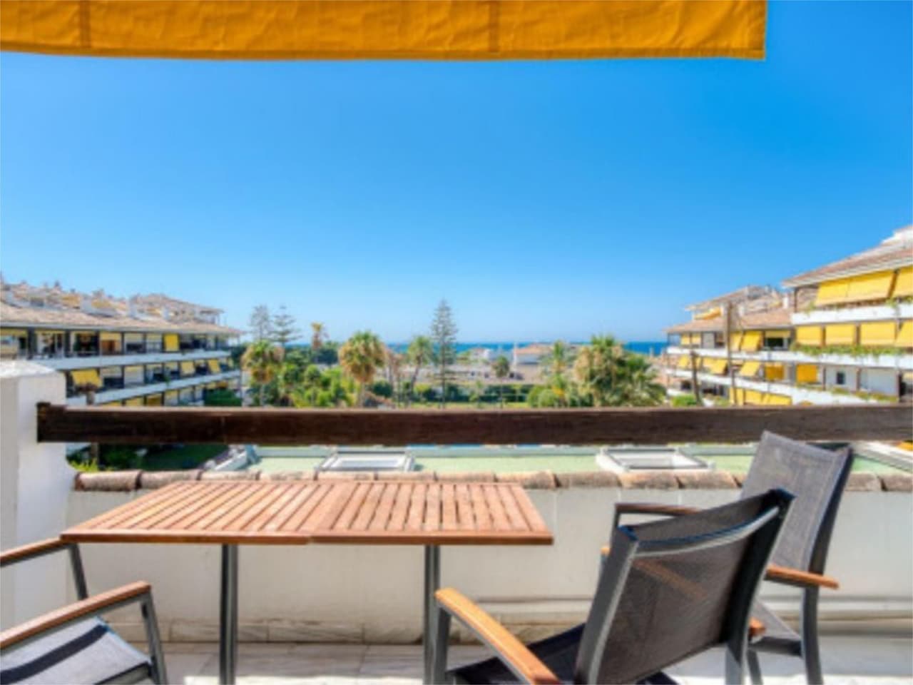 Ático dúplex abuhardillado con vistas frontales al mar en la Milla de Oro – Urbanización La Carolina, Marbella

ABSTENER