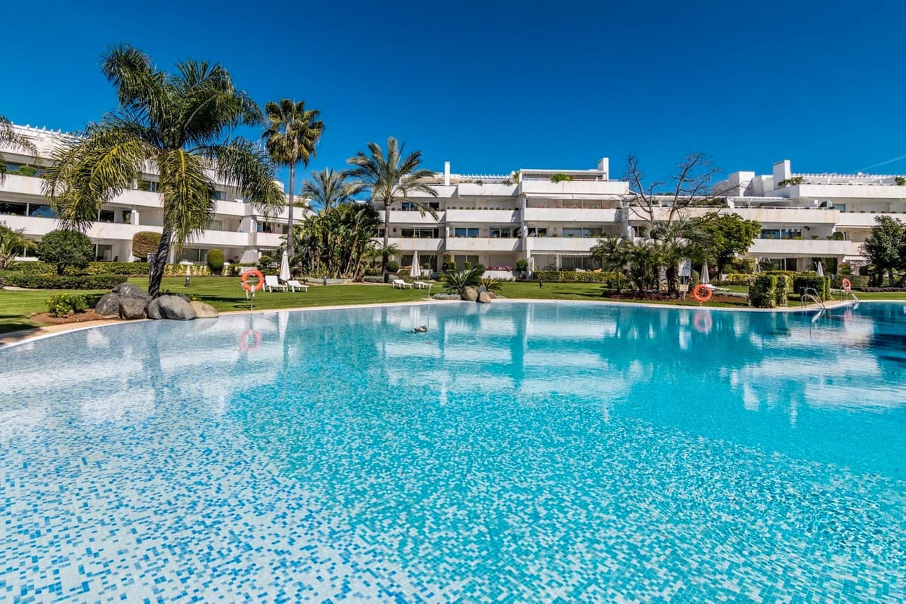 Descubra una oportunidad inigualable para adquirir este espacioso apartamento con jardín, ubicado en la zona de golf más