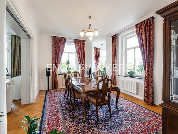 Pronájem vily 313 m², pozemek 1 555 m²
