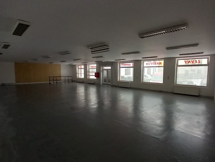 Pronájem komerční nemovitosti 700 m²