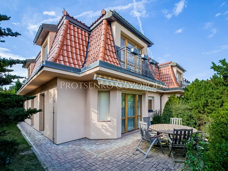Prodej rodinného domu 427 m², pozemek 2 325 m²