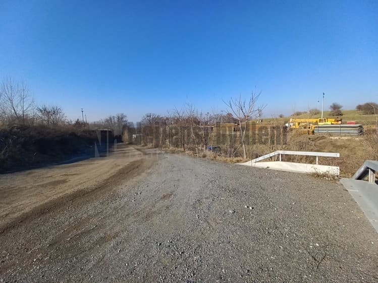 Pronájem komerčního pozemku 800 m²
