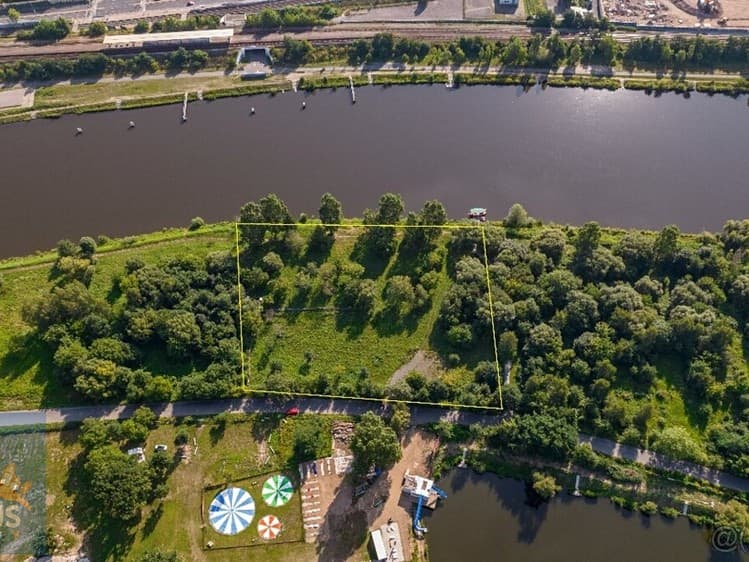 Pronájem komerčního pozemku 200 m²