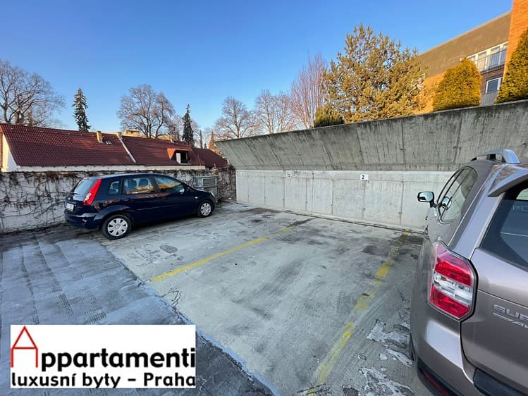 Pronájem garážového stání 12 m²