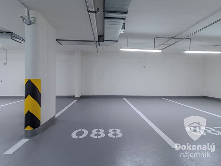 Pronájem garážového stání 15 m²