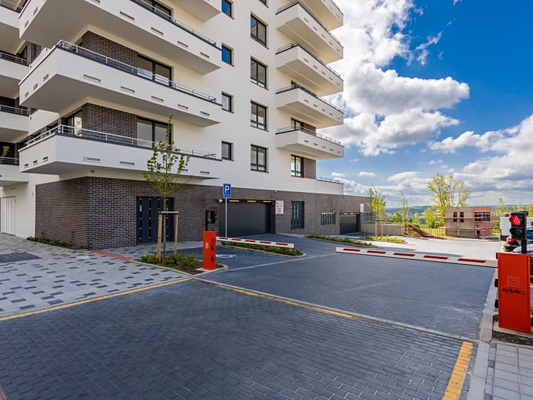 Pronájem garážového stání 13 m²