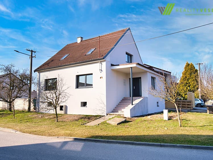 Prodej rodinného domu 240 m², pozemek 369 m²