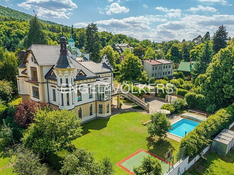 Prodej vily 581 m², pozemek 2 105 m²