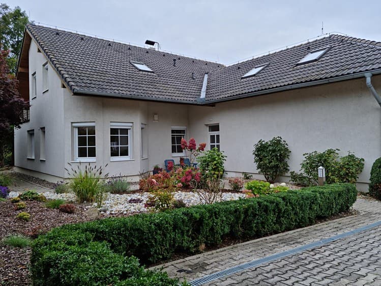 Pronájem rodinného domu 242 m², pozemek 1 182 m²