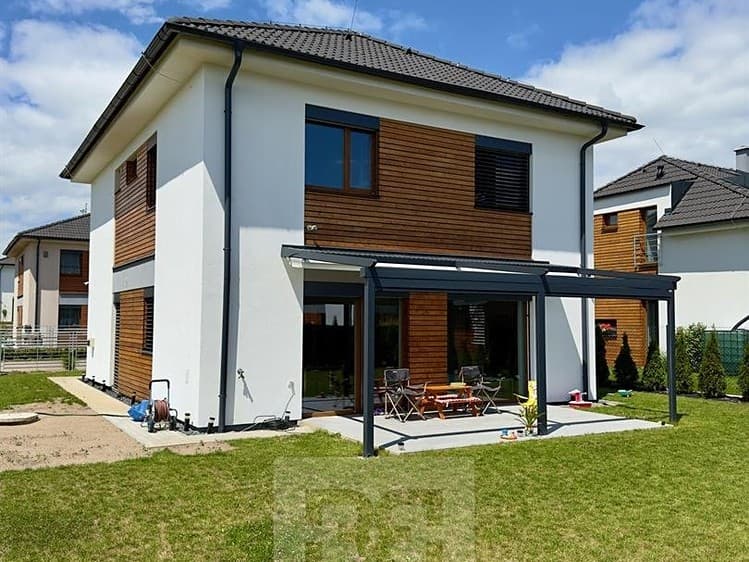 Pronájem rodinného domu 198 m², pozemek 471 m²