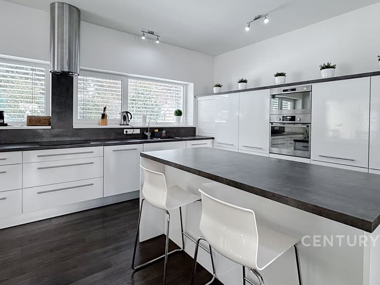 Pronájem bytu 6 pokojů a více 210 m²