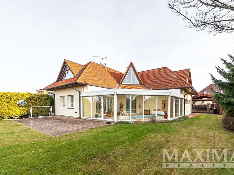 Prodej rodinného domu 348 m², pozemek 1 135 m²