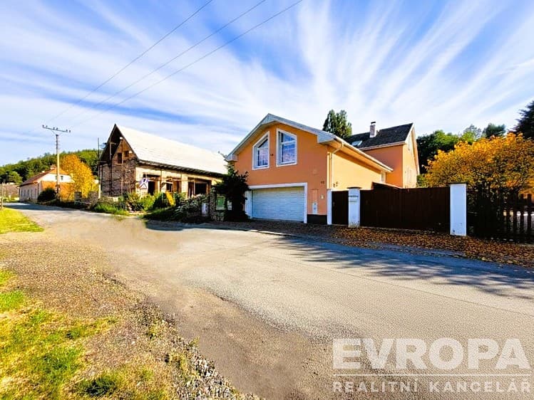 Prodej rodinného domu 260 m², pozemek 694 m²