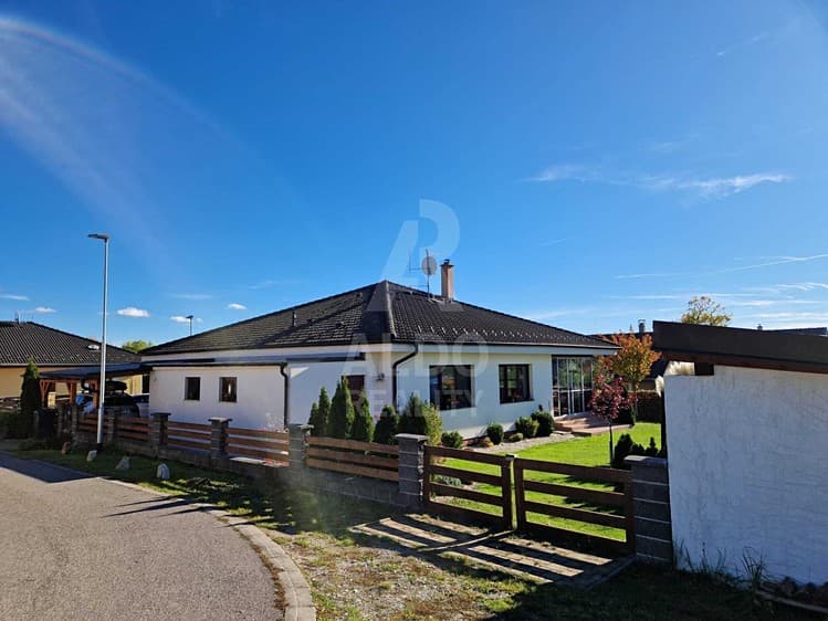 Prodej rodinného domu 222 m², pozemek 862 m²