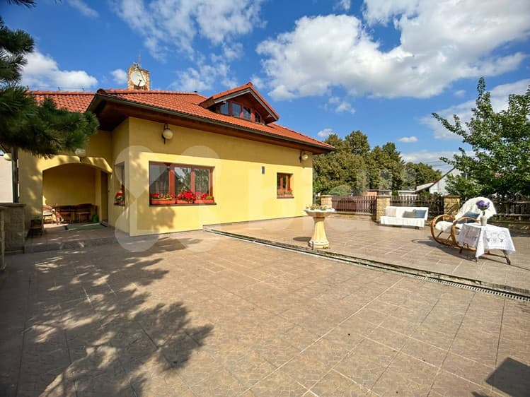 Prodej rodinného domu 377 m², pozemek 1 704 m²