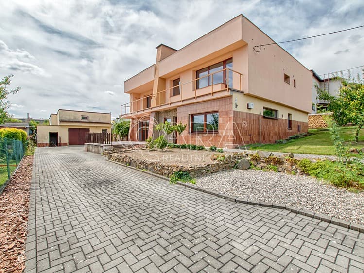 Prodej rodinného domu 230 m², pozemek 846 m²