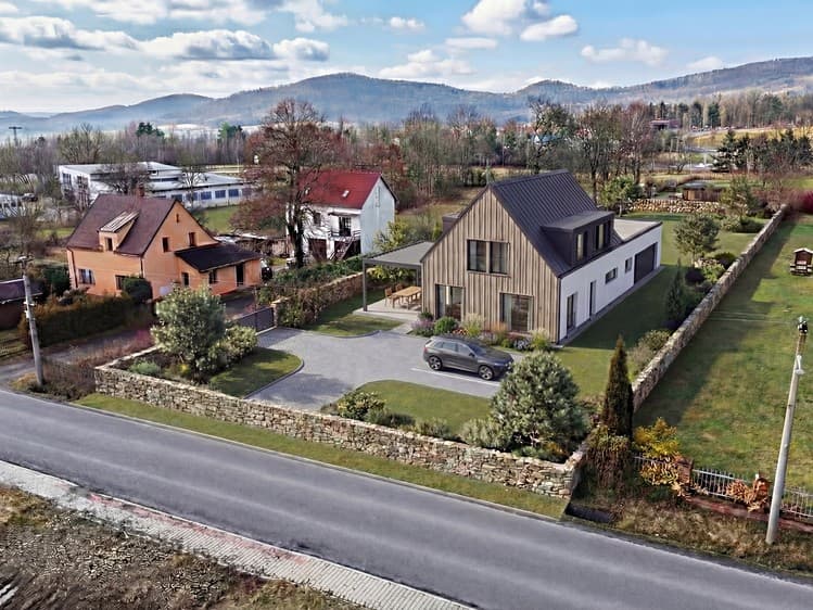 Prodej rodinného domu 254 m², pozemek 3 359 m²