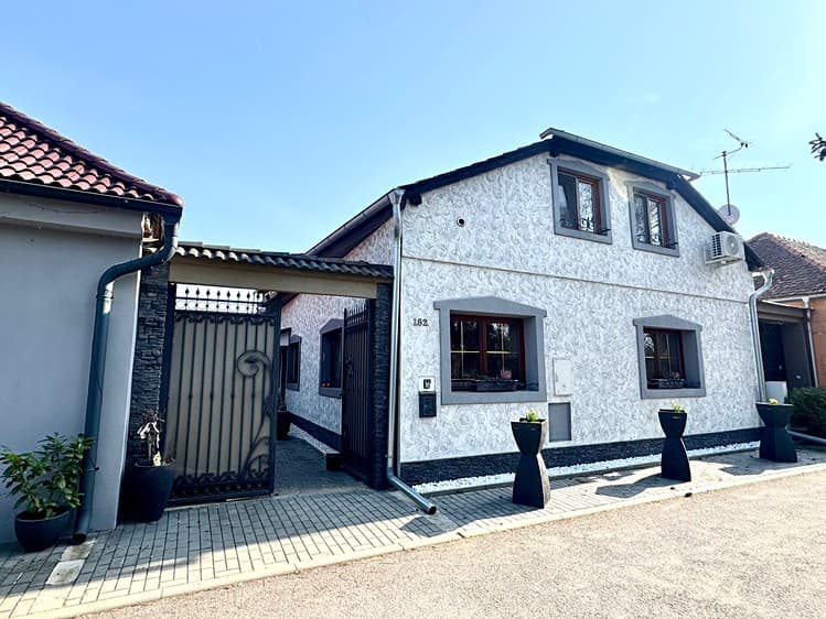 Prodej rodinného domu 212 m², pozemek 758 m²