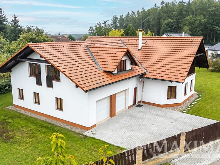 Prodej rodinného domu 352 m², pozemek 1 401 m²