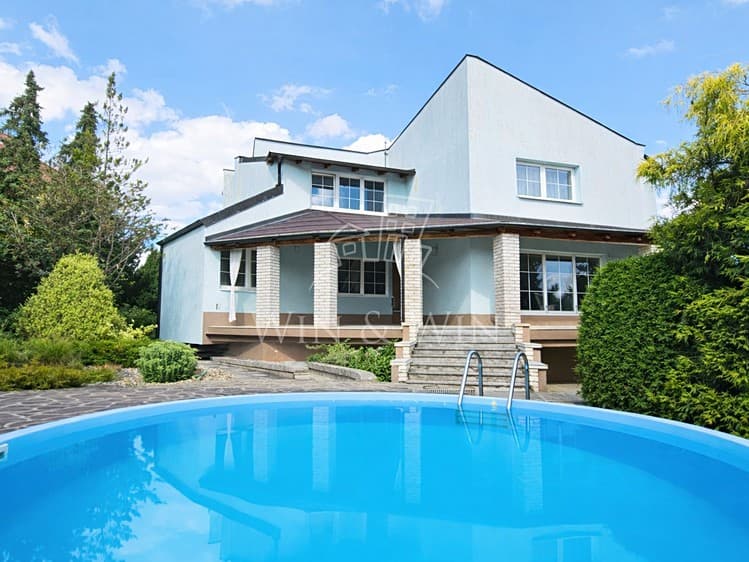 Prodej rodinného domu 410 m², pozemek 2 000 m²