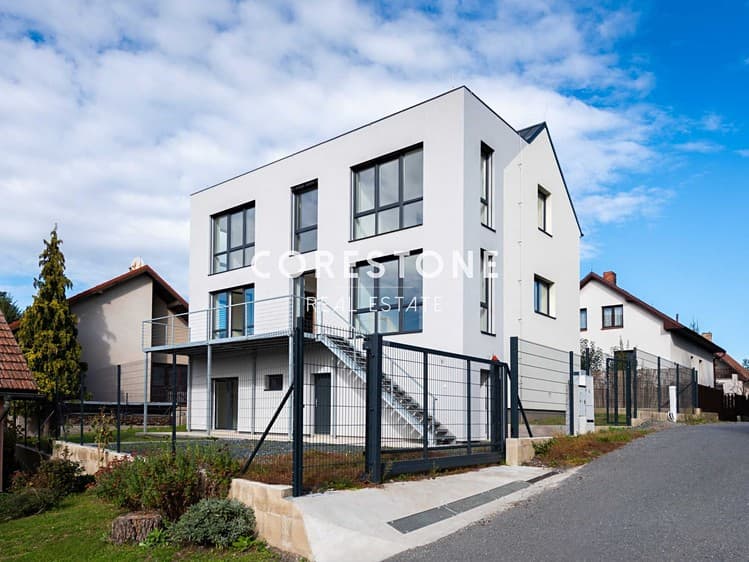 Prodej rodinného domu 248 m², pozemek 390 m²