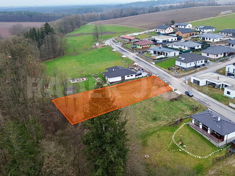 Prodej stavebního pozemku 1 210 m²