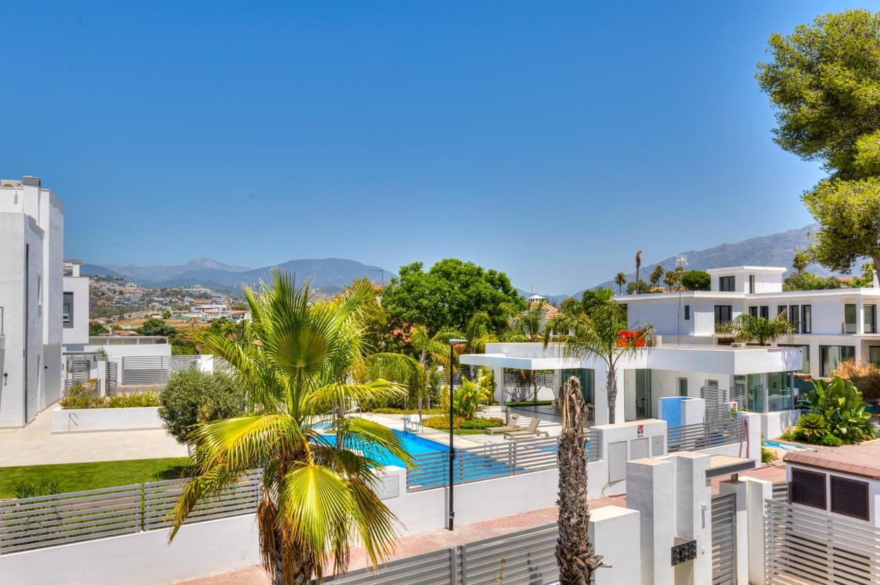 Descubre un chalet pareado exclusivo en San Pedro de Alcántara, una propiedad de 245 m² construidos sobre una parcela de
