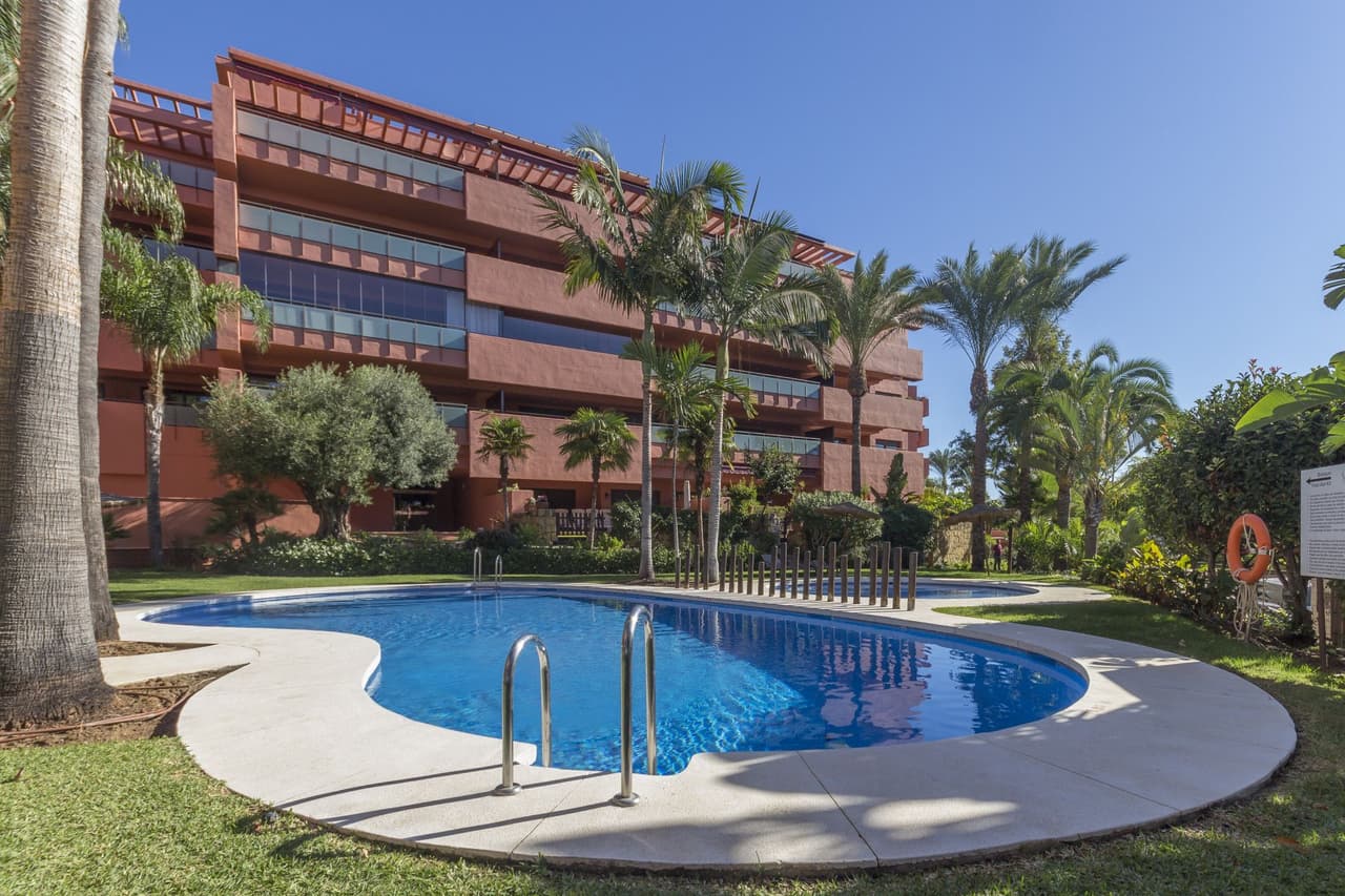 Este excelente apartamento de 3 dormitorios se encuentra en Las Salinas, Estepona, Málaga. Situado en una zona codiciada