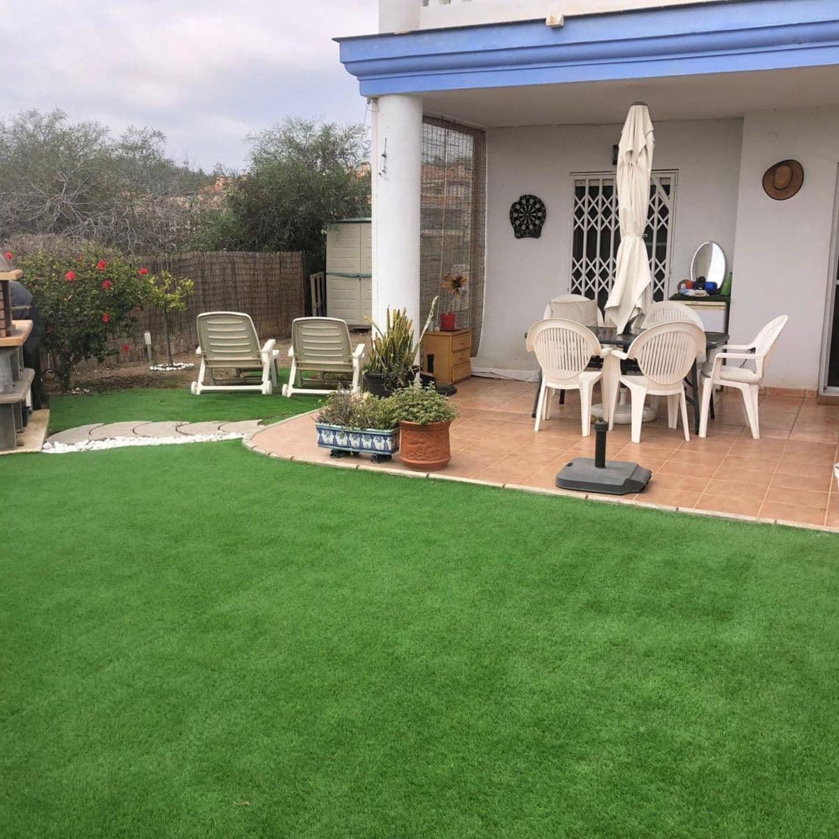 Encantador apartamento en planta baja que hace esquina, con jardín privado y acceso directo a los alrededores naturales