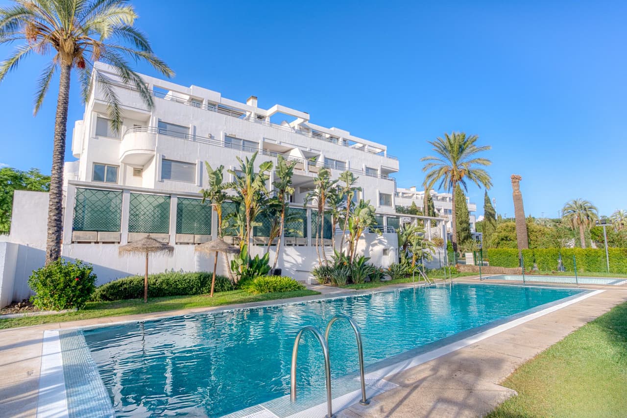 Hermoso ático dúplex orientado al oeste, situado en la exclusiva zona de La Cala Golf, uno de los desarrollos más tranqu