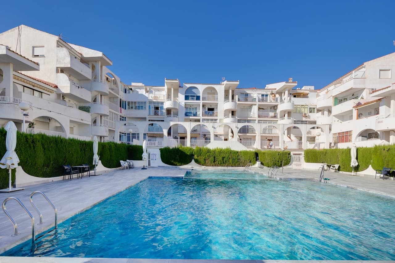 Descubre tu nuevo hogar en este apartamento situado en la primera planta del exclusivo residencial Balcón de Lomas. Con