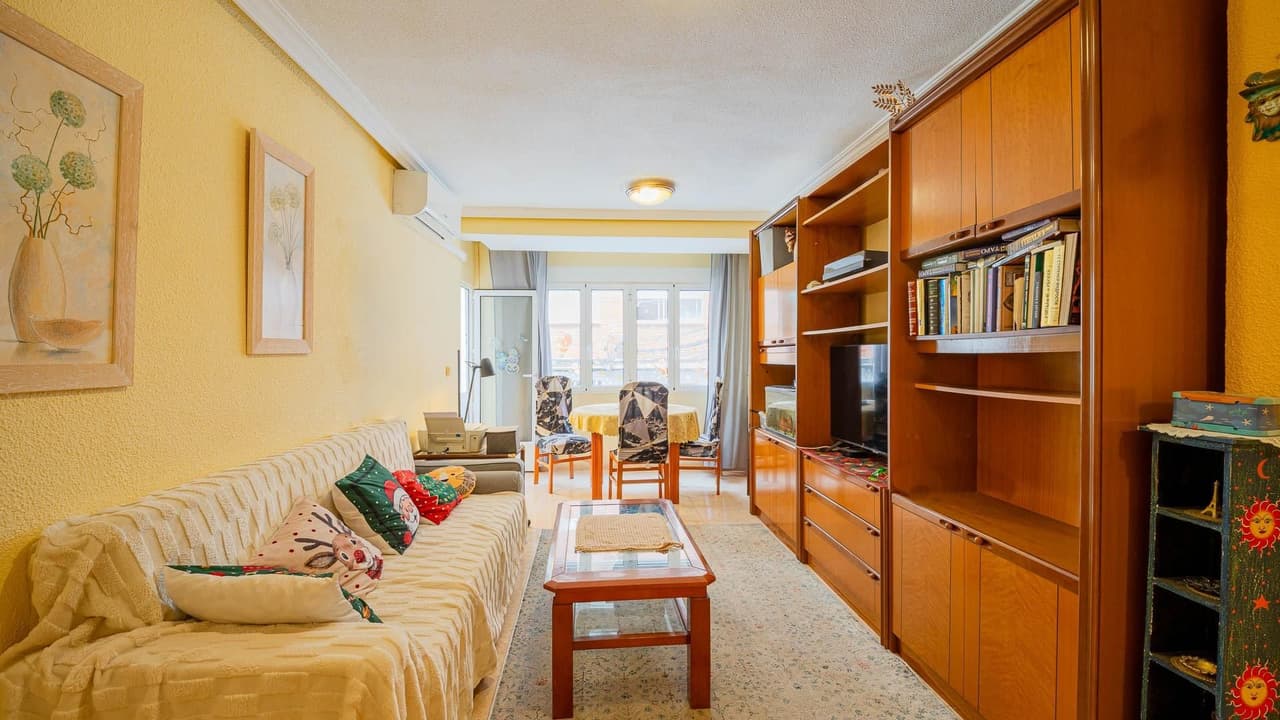 Les presentamos este apartamento funcional, ubicado en la calle Maldonado 2, una de las zonas más céntricas y prácticas