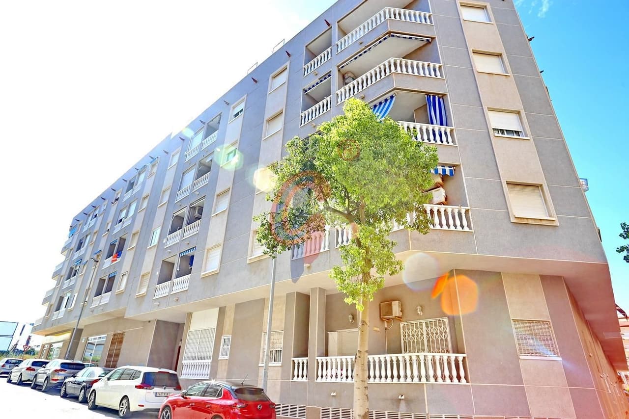 Acogedor estudio de 34 m2 en el edificio Torrecasa I, a pocos pasos del Parque Sur y a solo 550 metros de la playa. Una
