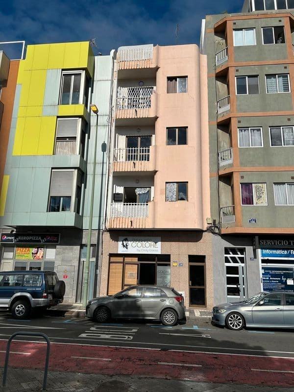 ¡Descubre tu nuevo hogar en el corazón de la ciudad! Este encantador piso de 75 m², ubicado en la Calle Plaza La Feria 3