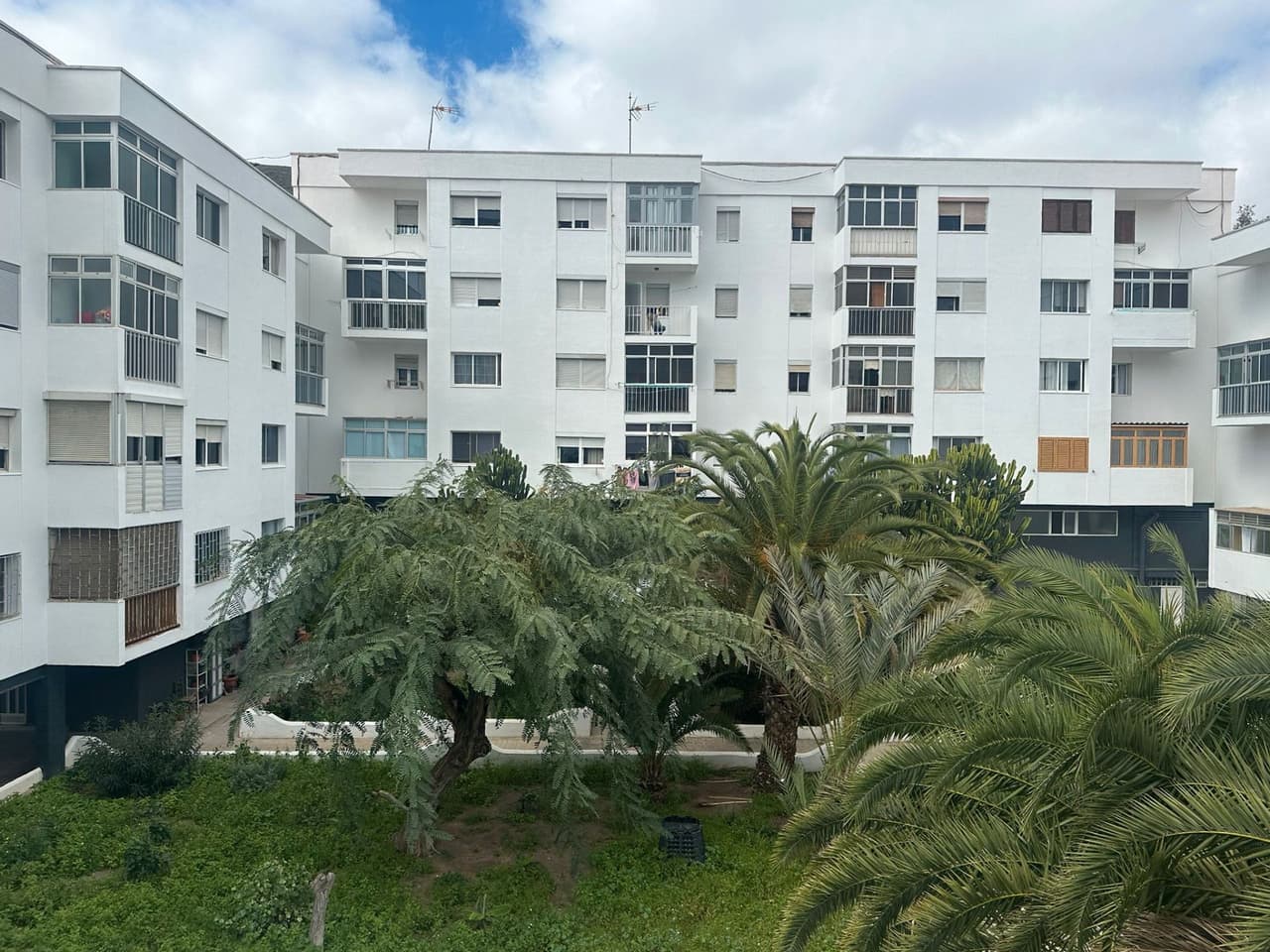 San Cristobal Plazoleta Visvique. Piso muy luminoso en edificio rodeado de jardines zona muy tranquila con todos los ser