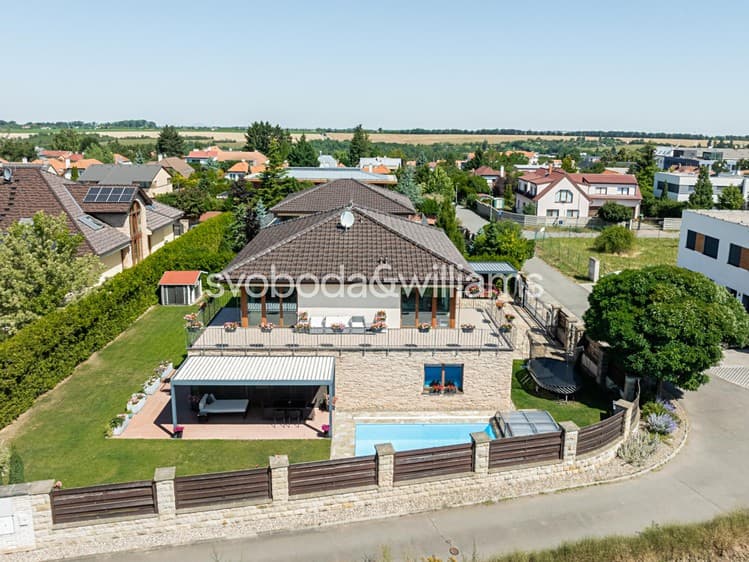 Prodej rodinného domu 227 m², pozemek 809 m²
