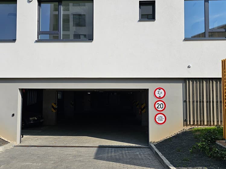Pronájem garážového stání 18 m²