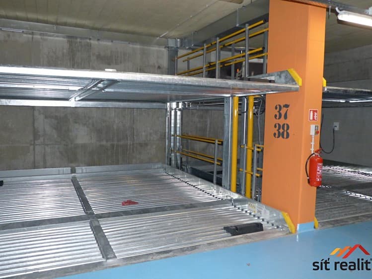 Pronájem garážového stání 15 m²