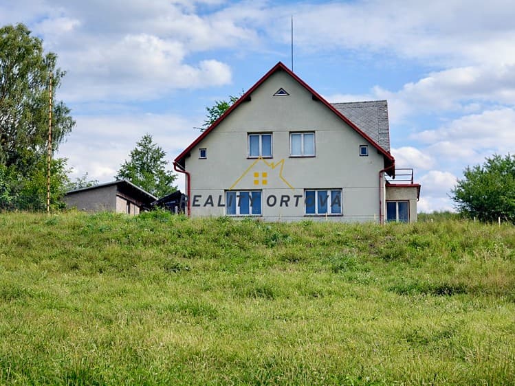 Prodej rodinného domu 179 m², pozemek 3 930 m²