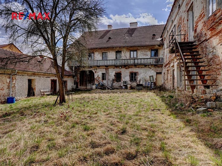 Prodej rodinného domu 1 200 m², pozemek 2 155 m²
