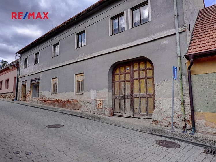 Prodej vícegeneračního domu 1 200 m², pozemek 2 155 m²