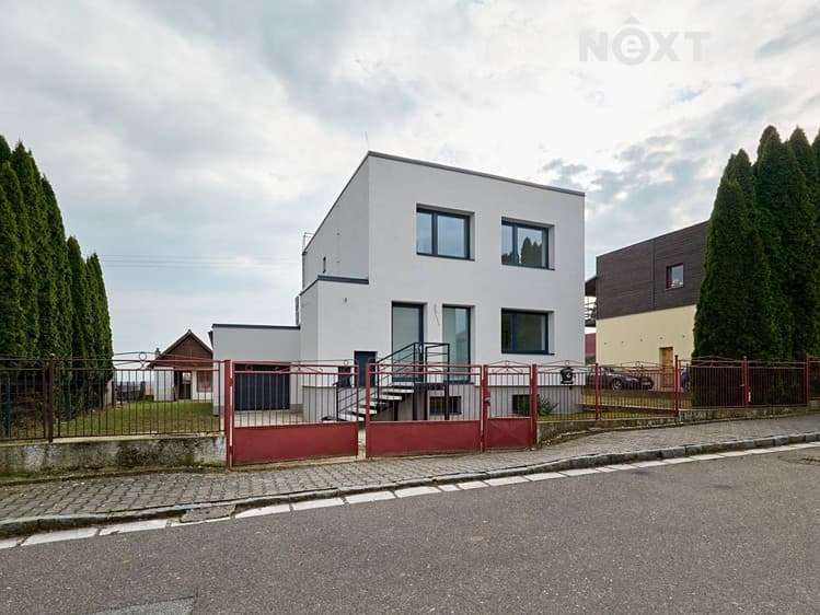 Prodej rodinného domu 250 m², pozemek 683 m²