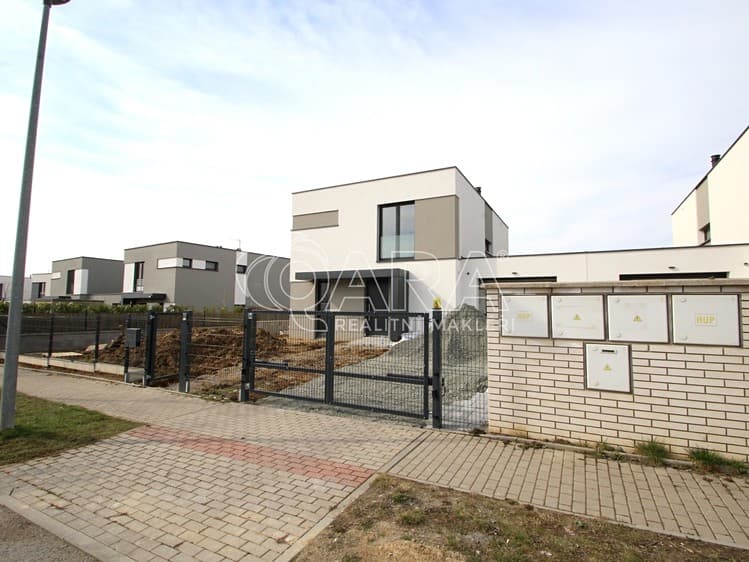 Pronájem rodinného domu 175 m², pozemek 810 m²