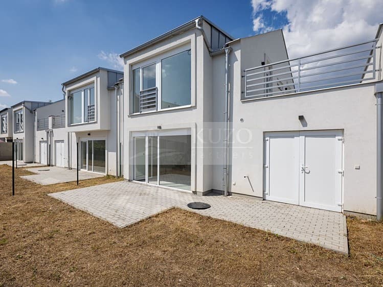 Pronájem rodinného domu 166 m², pozemek 99 m²
