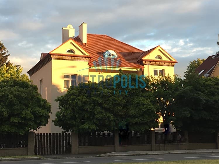 Pronájem rodinného domu 241 m², pozemek 150 m²