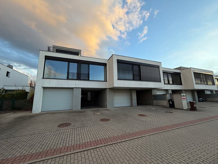 Pronájem rodinného domu 227 m², pozemek 380 m²
