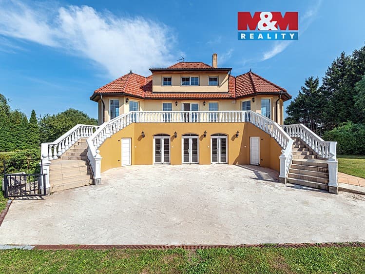 Pronájem rodinného domu 395 m², pozemek 2 640 m²