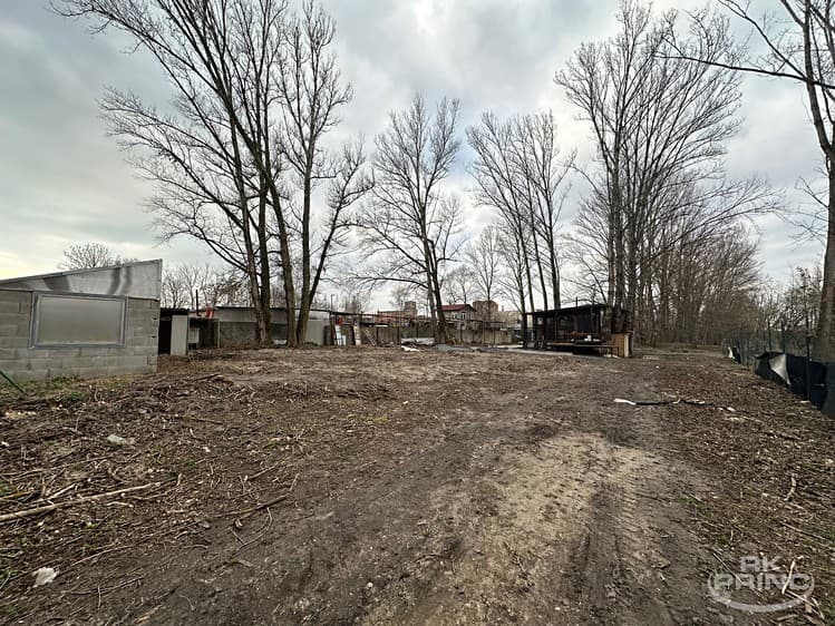 Pronájem komerčního pozemku 1 700 m²