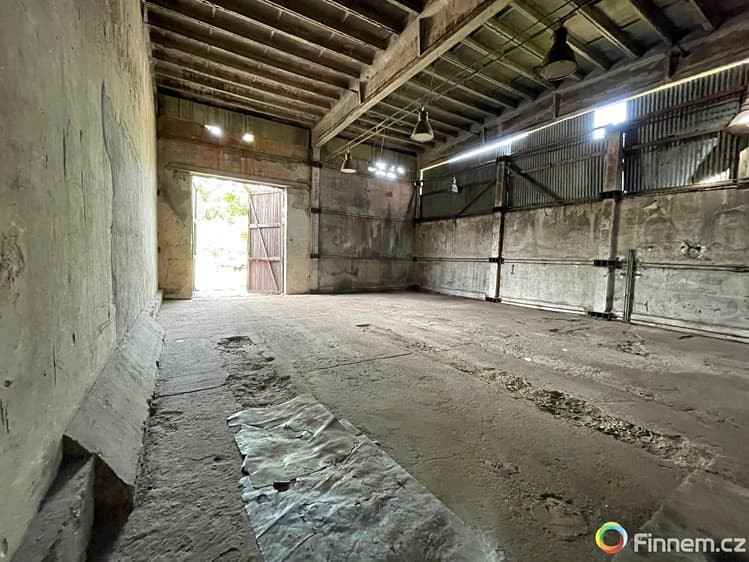 Pronájem skladového prostoru 305 m²