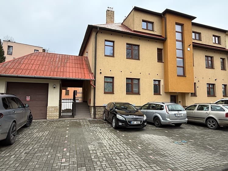 Pronájem garážového stání 18 m²